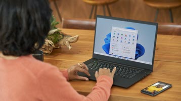 在執行 Windows 11 的膝上型計算機上工作的女士