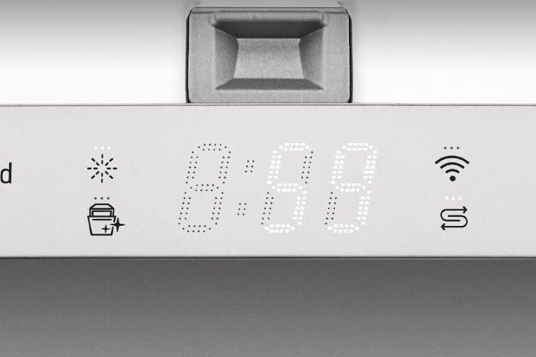 Elle montre l’écran LED sur le panneau du lave-vaisselle.