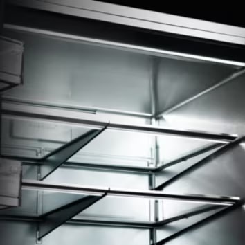 Shows cold air entering the refrigerator space through the rear and front ceiling vents.